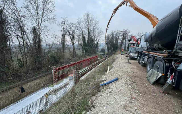 Canale adduttore di Sommacampagna posa lastre cemento