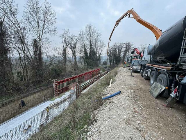 Canale adduttore di Sommacampagna posa lastre cemento